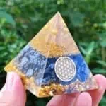 Pyramide Orgonite Obsidienne neige Symbole Fleur de Vie