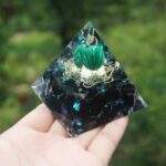 Pyramide Orgonite Malachite avec Obsidienne Métatron