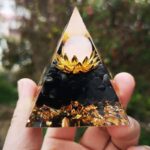 Pyramide Orgonite Obsidienne avec Fleur de Vie